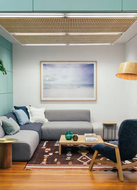 A cozy living room used as a mental memory palace for learning vocabulary